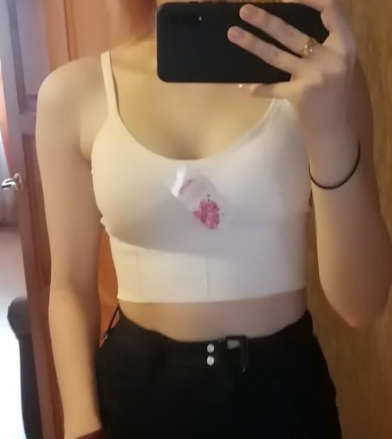 Топ отличный. Чашки немного просвечивают, но некритично. Когда забрала из пункта выдачи показалось, что качество не очень, но на деле норм. В отзывах некоторые пишут, что на 42 очень хорошо, а на 44 будет туговато. Так вот, на 44 прекрасно. Рекомендую. Буду покупать ещё