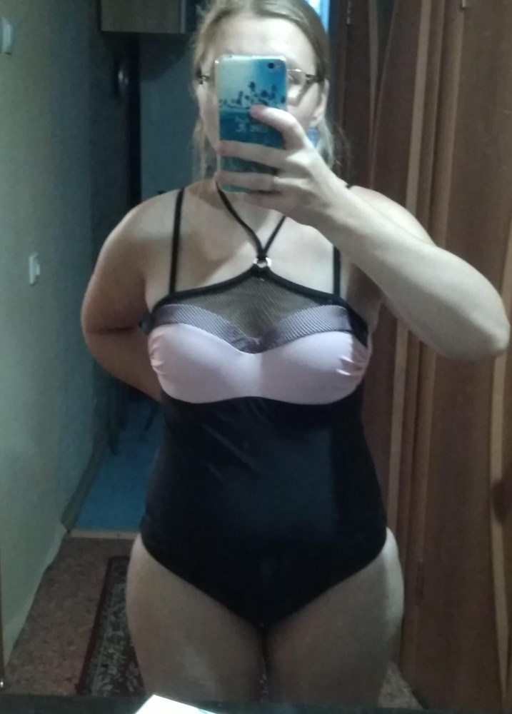 Купальник очень классный. Ткань и швы качественные. Пришел в картонной коробке. Приятный на ощупь, но когда намокает верхняя ткань чуток больше растягивается, чем подклад. Лиф- капитальная конструкция с пушем. В нем будет комфортно от 2 до 4 размера. Большемерит. На свой 48 взяла L.