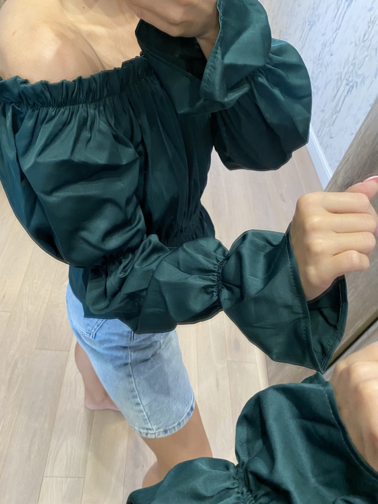 Прочитала отзывы про изумрудный цвет и была в замешательстве, но все равно заказала. Небольшое расхождение в цвете действительно есть! Но оно превзошло мои ожидания. Сложно было сделать фото, так как под разным световым освещением он разный, но я попыталась максимально приблизить к настоящему! Он изумительный! Дорогой насыщенный изумрудный цвет! Ни одной нитки не нашла! Качество обалденное. Ни на минуту не сомневайтесь, заказывайте!