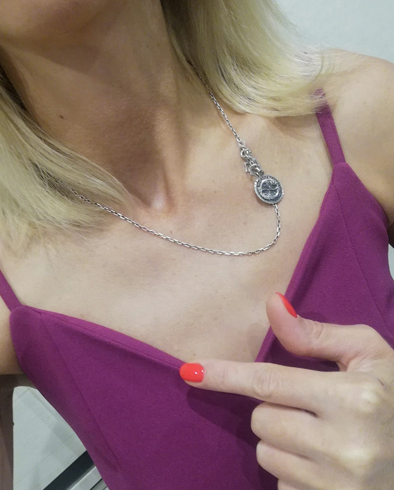 Модель платья очень красивая. Заказала сразу 40 р-р. Прекрасно село на талии, но тянуло в бедрах. Перезаказала 42 размер, идеально село на бедра, но пузырилось в талии. Не под каждую фигуру, но 42 размер могла бы оставить, если бы не одно Но! В зоне декольте платье выворачивается. Буду делать возврат.