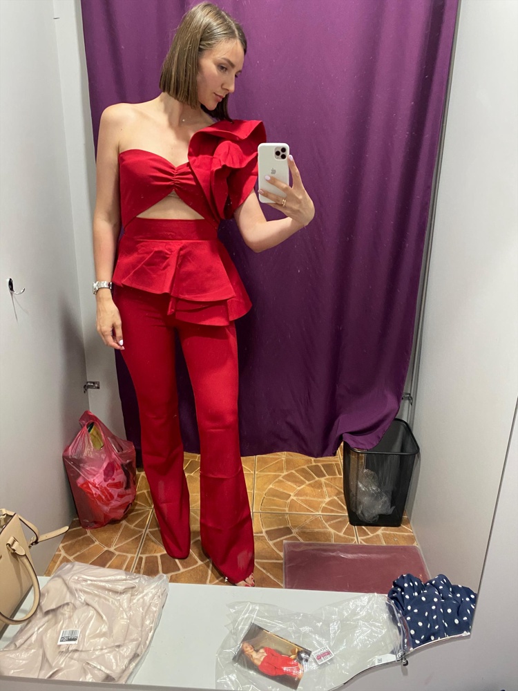 Костюм классный. Но ткань на брюках действительно тонкая. Все неровности кожи видны, костюм для идеальных фигур))) на ОБ 98 взяла L, в груди большой, в талии застегивается туго, но когда топ надет - комфортно. Всё как в большинстве отзывов . Решила - буду худеть и закажу попозже 