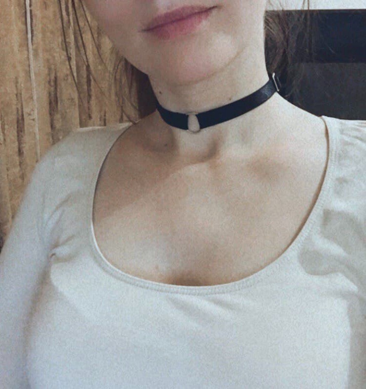 Клевый чокер, очень аккуратно сшит. Смотрится стильно!