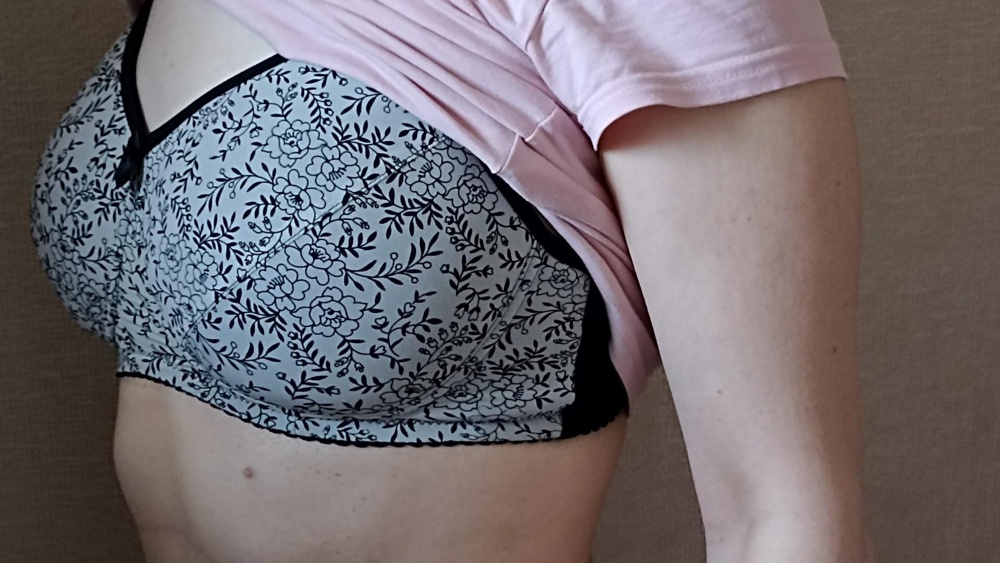 Отзывы всегда разные , кому-то приплюснутый и не покупайте на маленькую грудь итд !
Пишу свое мнение - грудь первого размера искала с поролоном лифчик ! Этот идеально подходит ,мне понравился ,жаль нет в белом цвете ! Фото смотрите грудь не выглядит приплюснутой хоть и маленькая !!! Объем 75 В ,хотя по чашкам взяла бы и 75 А чуть меньше  Всем советую ! Единственное где-то возле застёжки крючков что-то колется !