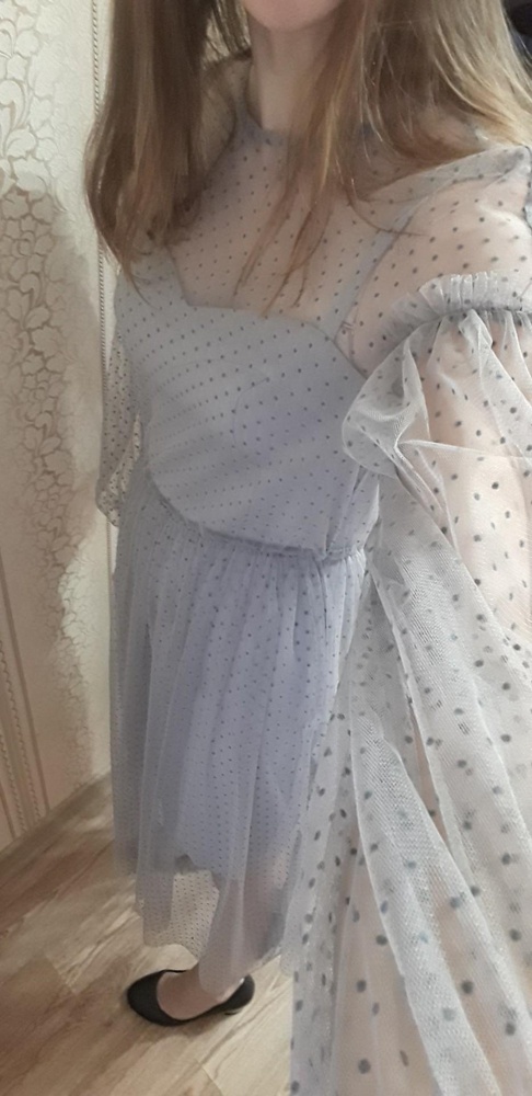 Приятно удивило при получении платья это то , что оно было на плечиках и в чехле, запаеном внизу. Платье получила  не мятое. Мои ог 84   от  69 об 89 рост 170. Заказала 44 р. Если честно (по отзывам) думала, что в груди будет велико, но сама я его еле застегнула. С помощью кого - то это будет не сложно. Обменивать на размер больше не стала, боюсь будет велико. Платье в этом цвете на моделе смотрится лучше. В реальности цвет не такой насыщенный, как на картинке