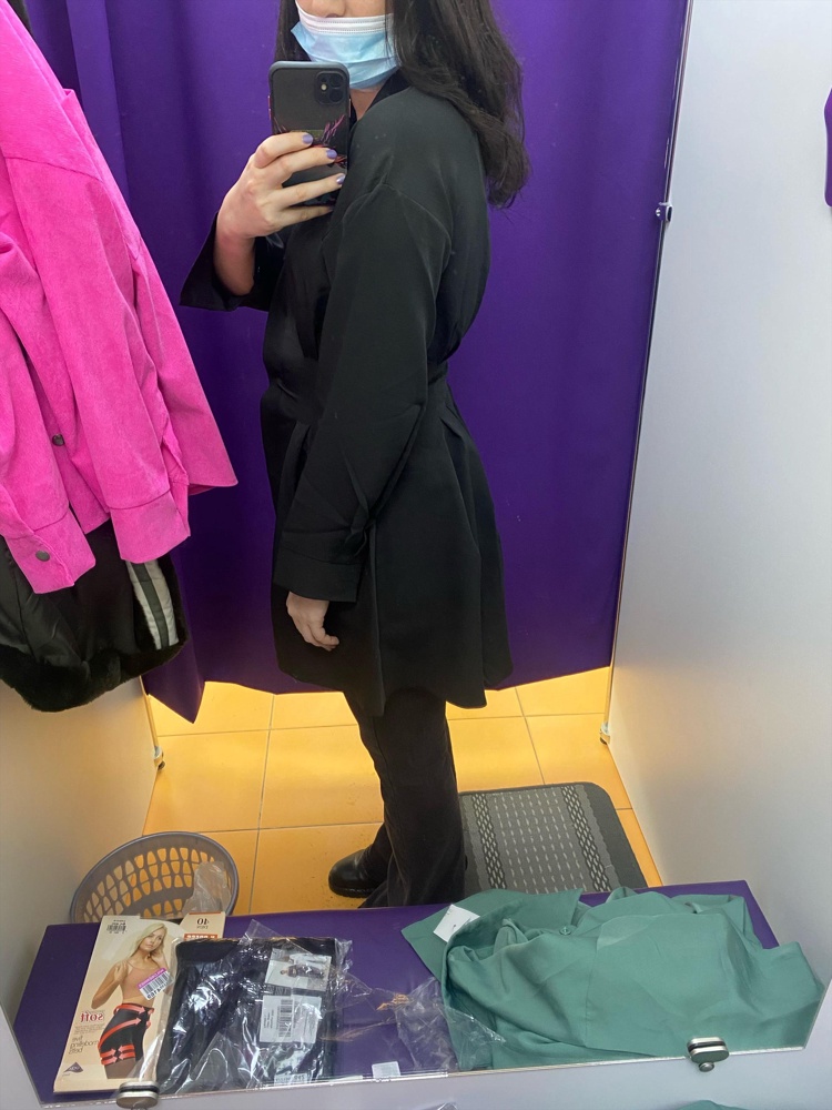 Платье офигенное! Из-за драпировки на спине очень красиво выделяется талия и попа. Было бы на размер побольше((((( мне в талии не подошло, обхват 74(