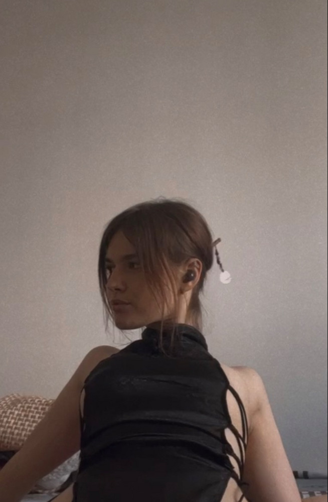 Маломерит до ужаса, но в теории надеть можно ( желательно с чьей-то помощью). У меня размер S и рост 1.68. Итог : нижняя часть "платья" не до колена , а до середины бедра. Пуговки сверху застегиваются отвратительно. Если на раз и девушка миниатюрная - берите, а в других случаях эта покупка будет как неуважением к деньгам
P.S. На пункте выдачи даже не старайтесь примерить. Пока эти верёвочки вплетете, наденете правильно и завяжите пройдёт пол года. Положили чупачупс - мило и приятно но ситуацию корректирует слабовато 