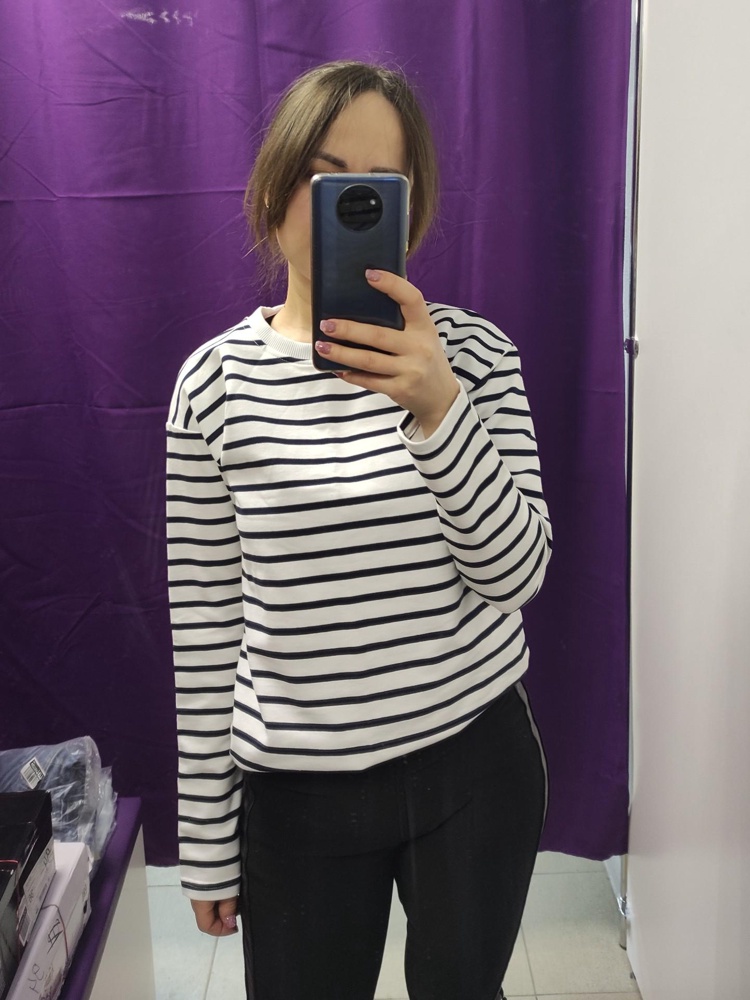 Классная! Качество прям очень хорошее, приятная, хлопок. Заказала размер поменьше. Обычно беру 42, но 40 будет лучше. Модель слегка оверсайз. На фото, есть другой цвет поменьше. Вот, хочу чтоб седа так, но в сером цвете)