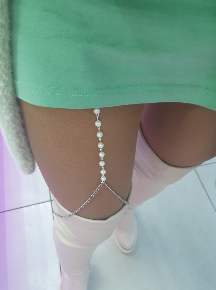 Нежно, женственно, сексуально 🤗. На худую ножку резинка великовата, слетает, пришлось ушить, ещё можно звенья убрать