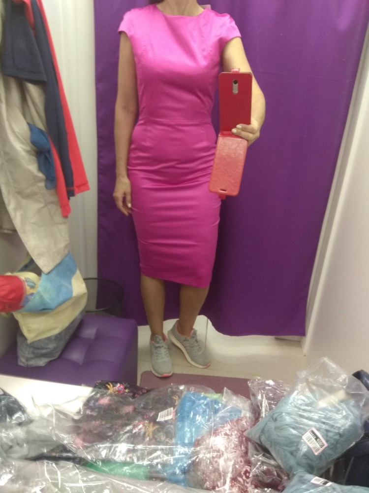 Отличное платье тянется чуть чуть на мои объёмы 94-76-100 село хорошо Цена просто подарок. Взяла.