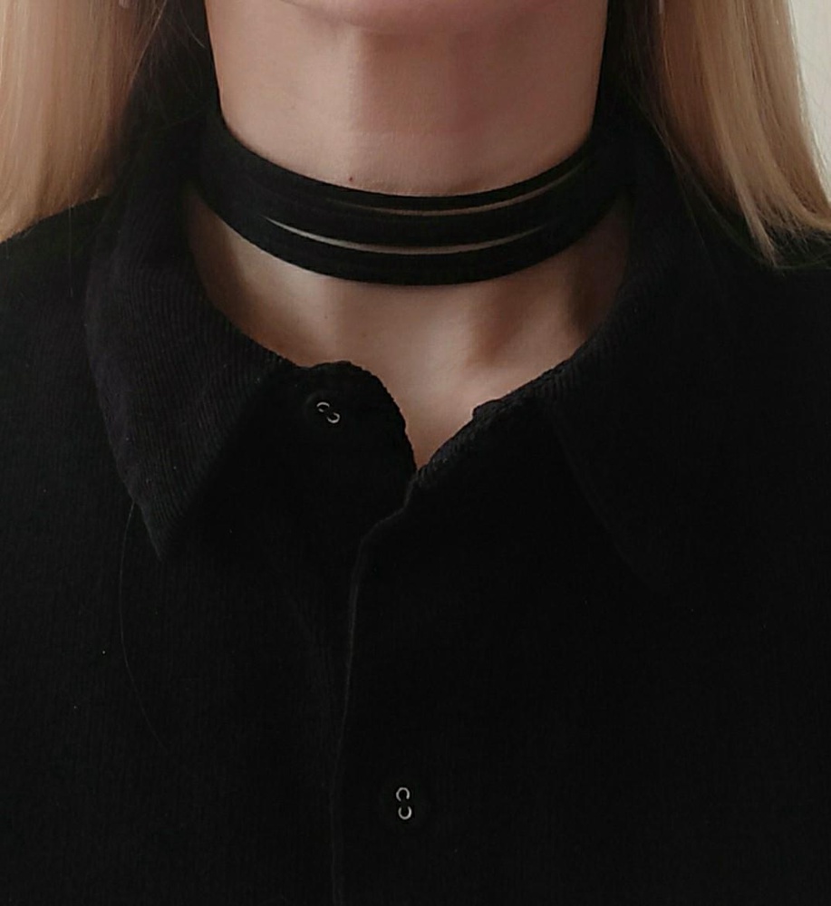 Красивый, аккуратно исполненный чокер. НО: кольцо, соединяющее карабин и само изделие, тонюсенькое, хлипкое, легко раздвигающееся, из-за чего чокер дважды слетал во время примерки. Также чокер не фиксируется и "гуляет" вокруг шеи, приходится периодически проверять, сзади ли застежка или опять "уехала" вперёд. К покупке рекомендую, но с выше обозначенными оговорками.