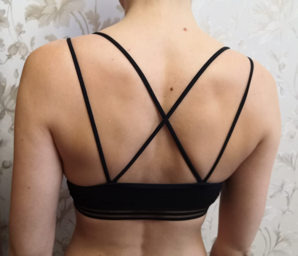 А вот и мой замурррчательный отзыв 🥰
Топ просто замечательный, очень приятный материал, ничего не давит, очень удобный.
Мой обхват груди 84, ношу всегда 42 размер,мне подошёл идеально.
Спасибо вам)