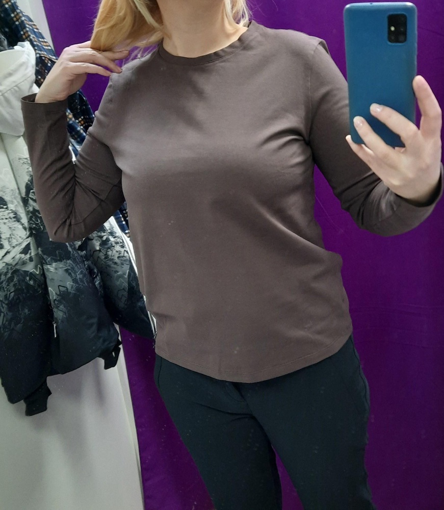 Отличный лонгслив. Модель свободного кроя, но не оверсайс.  Качество среднее.  Посмотрим что будет после стирки, наверно вытянутся рукова. Брала на размер больше.