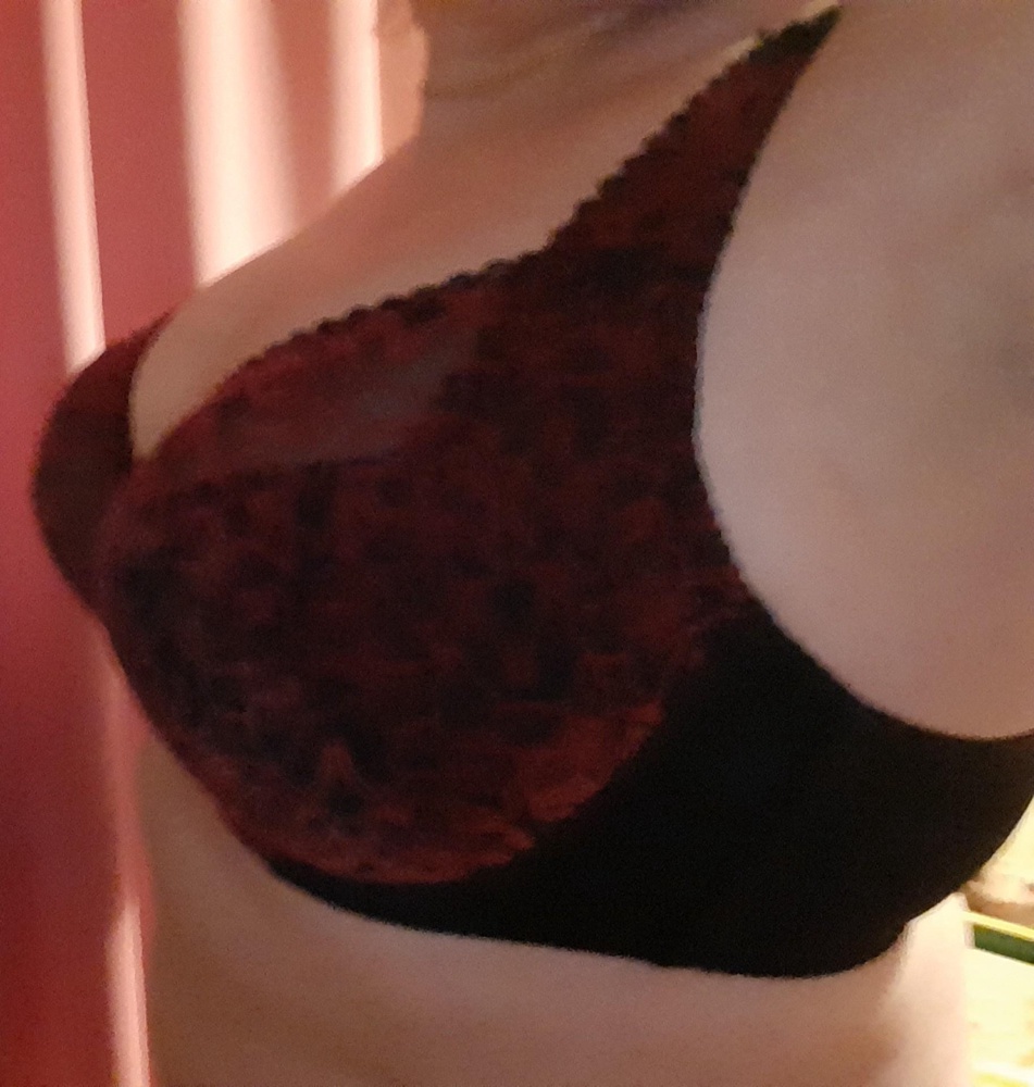 Бюстгальтер красивый, удобный,хорошо держит грудь. ОГ 109,ОПГ 87.