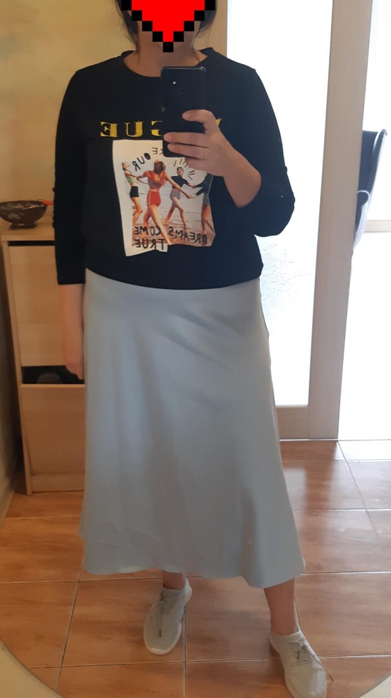 Идет в размер, ткань плотная, но легкая, цвет красивый. На свой рост 168 взяла ростовку 170-180, я хотела длину миди, нравится