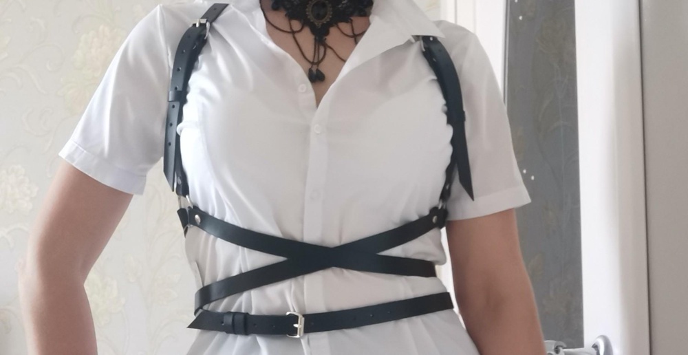 Почитав отзывы боялась, что резкий запах будет и красит одежду. Запах едва заметен, качество отличное, кожа натуральная, на белой блузке оставил не большие, чёрные катышки, которые легко отрехнула. Со временем их не будет. Отличная вещь, смотрится бомба. Размер соответствует, на 46 ещё  три дырочки осталось