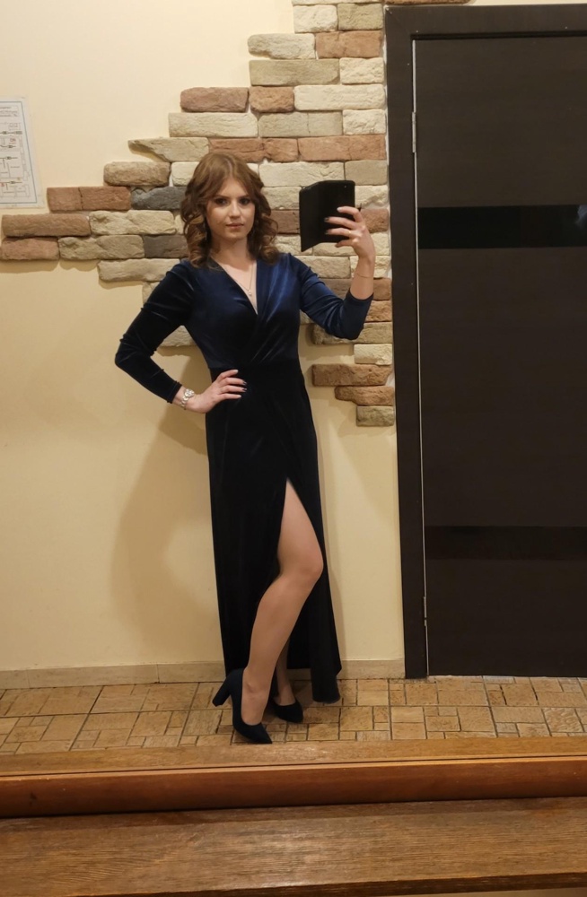 Шикарное платье, на 48 размер взяла xxl, чутка великовато, но не критично. Стройнит. Цвет благородный.