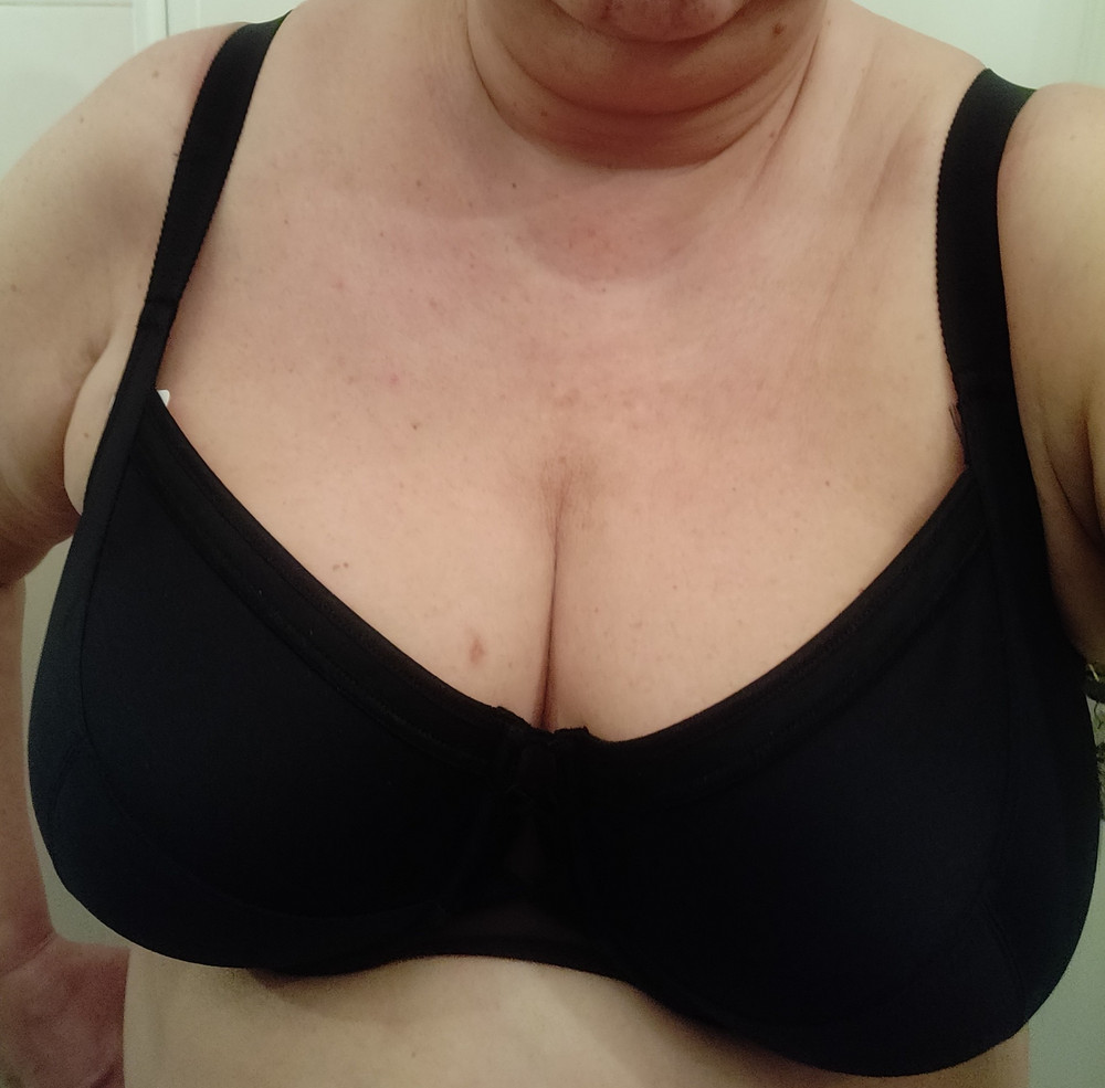 Эта модель бюстгальтера сделана именно в Республике БЕЛАРУСЬ.

И именно эту модель покупаю с 2015 года, как белую, так и черную.

Для примера: 
на фото рядом с новым черным  бюстгалтером старый черный бюстгальтер , куплен в 2019 г. в  магазине Милабель г.Москва за 960 руб.  Нещадно постиран в машинке около 400 раз, купался в море неоднократно, жарился под солнцем Юга и Подмосковья)) В итоге только месяц назад порвалась сетка между чашками. Косточки на месте.

Бюстгальтер эластичен ПОД ГРУДЬЮ! Сам подстроится под вас до +5см. Главное выбирать правильный размер чашки (В,С,D,E)

Закажите несколько для примерки, хотя бы 3 шт., и подберёте свой  наверняка, иначе вы не угадаете.

Жаль, что нет размера 95Е и 95F((
Оставила 90Е ( удивительно, но не давит под грудью).