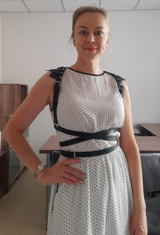 Хорошая портупея, мне понравилась. У меня не сыплется, не пачкает, кожа натуральная. Талия у меня 74 см, размер изделия S-M