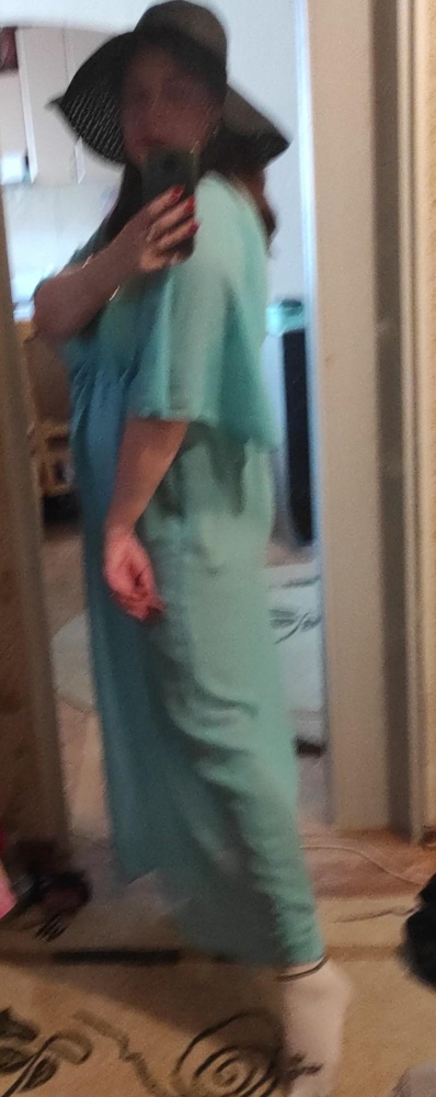 Цвет мне достался не яркий как на модели. А так любовь💞 однозначно!!! На мой рост 175  как раз в пол. Оставляю конечно💯👍. Сшито качественно ничего не торчит.