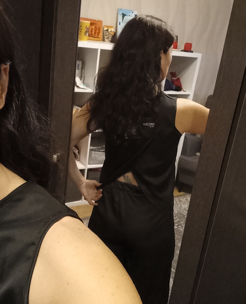 Размер XS сел прекрасно, качество ткани хорошее, хотя и полиэстер. Очень комфортно,  я ожидала, что будет тонкая  дешманская ткань, а она достаточно плотная и считает хорошо. Выглядит дорого и прилично. Скорее домашняя одежда, чем пижама. Очень довольна, спасибо! Доставка заняла 2 дня всего.