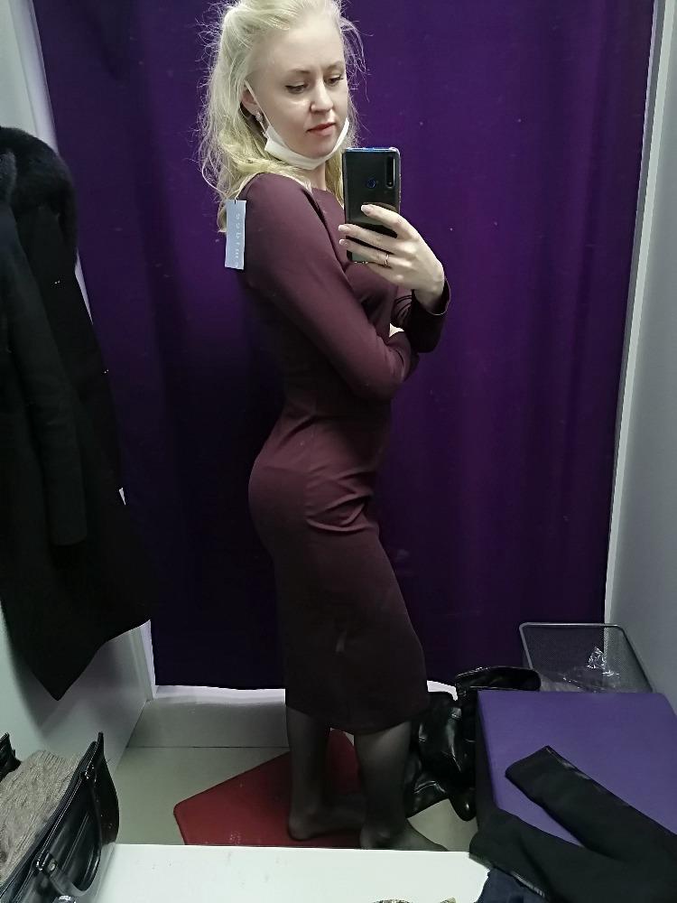 Цвет немного отличается, но село отлично. На размер 44 взяла 46. На рост 175 длина ниже колена, рукава хотелось бы на 2-3 см длиннее, немного коротковаты. Материал хороший, плотный. Я довольна! 