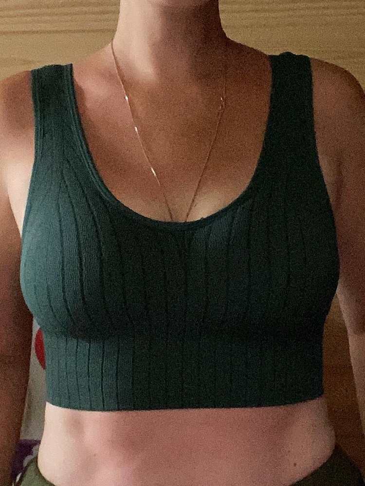 Очень приятный к телу. Отлично держит грудь, плюс вкладки с пуш-ап. Их можно вытащить, кому не нужны. Из минусов только запах, но я заказывала подобные бюстье в других магазинах и пахнут они все. Запах уходит от первой же стирки, так что звезду за это не снимаю. 