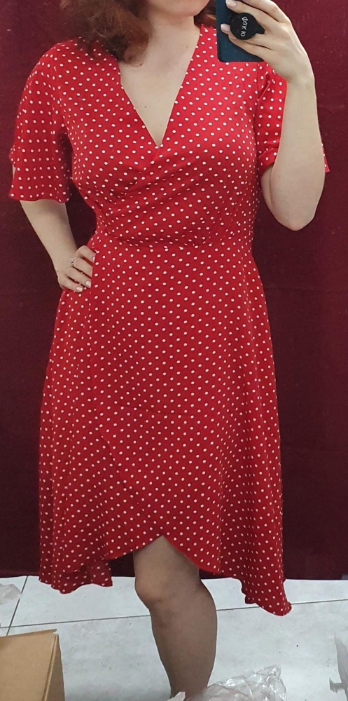 Странный крой,тонкое, искуственное летом будет очень жарко, больше подходит для халата