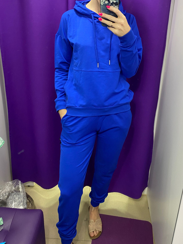 Долго лежал в корзине, решилась. Взяла за 1099. М  на рост 173, ОБ 98, ОГ 87, ОТ 66 сел нормально. Штаны слегка длинноваты,возможно, но мне норм. Цвет после стирки не изменился. Катышек не появилось. Тонкий, легкий. Глубокий капюшон. На прохладное лето-тёплую осень. Понравилась посадка штанов, не завышена. Как люблю, капельку ниже пупка)Надевала уже несколько раз. Но звезду снимаю за вытягивающиеся коленки. После двух носок подряд без стирки (в основном езда в авто, т.е сидя) подвытянулись. За это обидно. В остальном нареканий нет. Неплохой костюм для прогулок. 