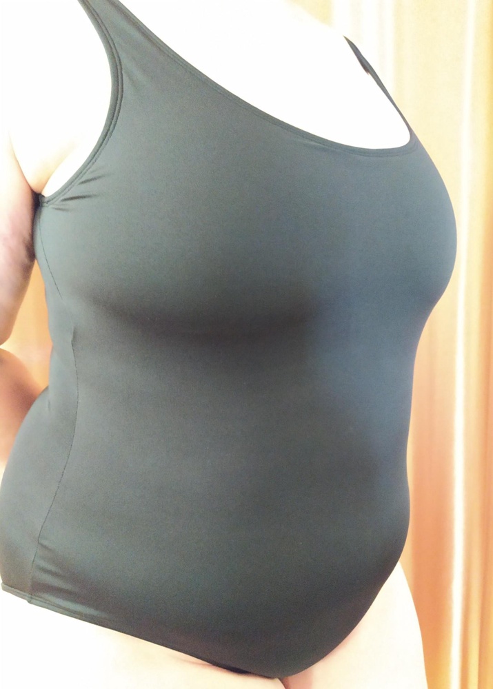 Купальник супер, давно мечтала о таком. Плотный, но вместе с тем лекгий. Внутри поддерживающая сеточка. Соответствует размерной сетке. При намокании не окрашивает воду. Качественный продукт