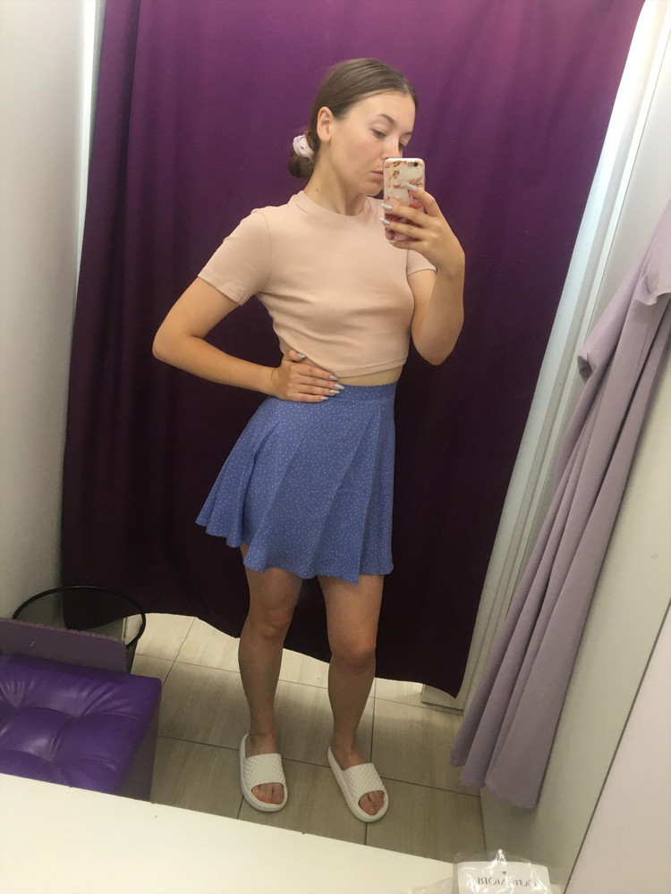 Юбка очень понравилась. Но, она совсем не тянется и лучше быть осторожной выбирая размер )