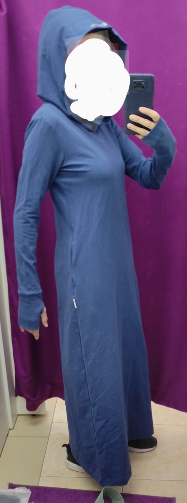 Мне не понравилось, но в общем хорошее. Очень длинное (мой рост 166). Рукава с прорезями, есть карманы. Цвет светлее, чем у продавца.