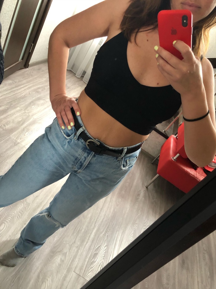 У меня есть несколько данных топов в разных цветах, хочу приобрести еще парочку, очень нравится❤️. Размер соответствует. Есть небольшие претензии к качеству пошива, но цена все сглаживает. Рекомендую к покупке! 