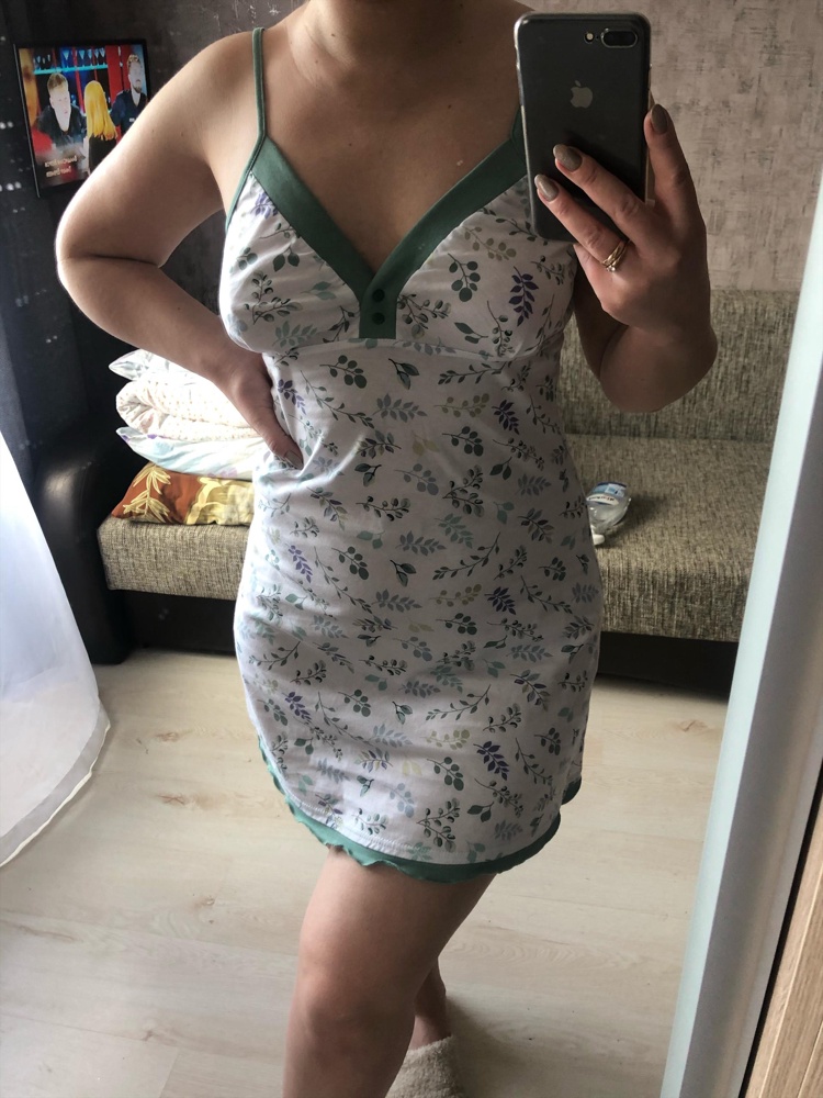 Мне очень понравилась сорочка. Приятная очень на ощупь, материал хороший, плотный хлопок. Сидит отлично, не растягивается. Лямки у меня не падают, грудь во время сна не выпадает👌🏽👍🏽🤣 на свой рост 175 длина нормальная, до колена. Цвет такой же, как на фото модели. У меня так свет падает просто. По размеру на свой 48 брала 48.