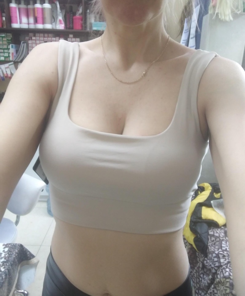 Топ шикарный. Сел отлично. Ткань тянеться очень приятная на ощупь. Размер в размер.