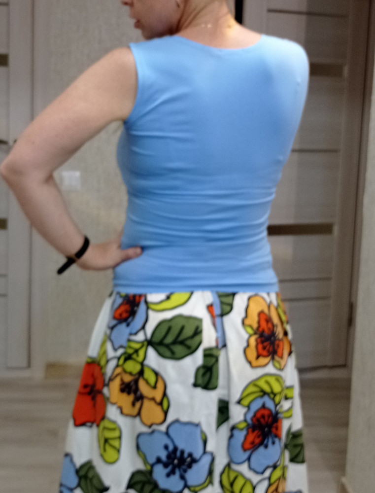 Мои параметры: рост 160 см. Вес 66 кг 92/74/102(101). Качество изделия ХБ тянется. После стирки вообще не меняет цвет. Очень плотное, лично мне такое качество нравится на 100%. Села комфортно удобно. Без рукавов изделие идёт более в облипку размер М чем с рукавами. 
Всё нравится всем довольна. Покупаю уже вторую кофту у этого организатора (У первой с рукавами жутко серый цвет, страшненький, но кофта Мне нравится по качеству).
Рекомендую.