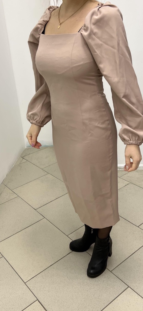 Платье хорошее, простое, без излишеств! Но для меня бледное, я потерялась в нем! На свой размер 44-46 размер M великоват, рукава спадают!На смуглых девчонках будет хорошо смотреться данный цвет.