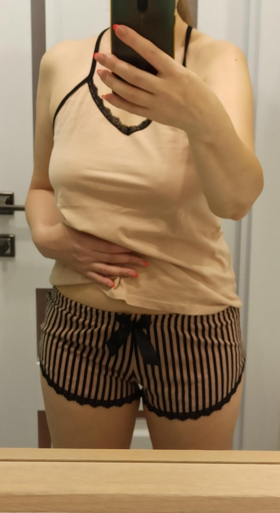 Ткань лёгкая, приятная к телу, после стирки держит форму, смотрится красиво, на наше жаркое лето самое оно. На свой 44 размер взяла 46-48, сидит оверсайз. Я довольна покупкой, благодарю за доставку!!