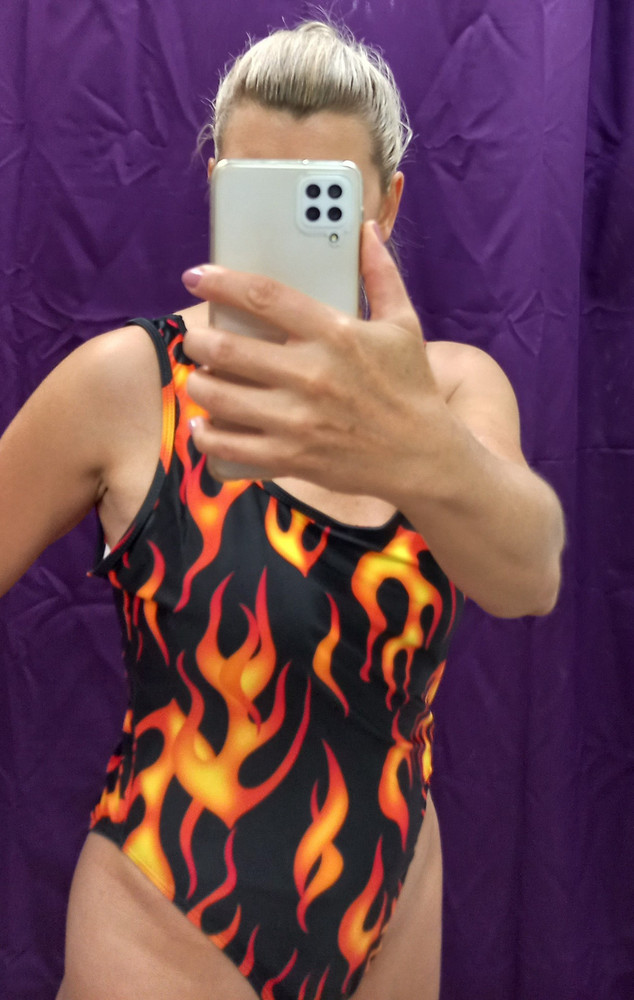 Расцветка отличается от картинки. Мой размер 44, но купальник оказался большой, в районе подмышки торчит. Видимо на рост более 160 см. По качеству нареканий нет. Ткань приятная. Отказ из-за несоответствия размеру.