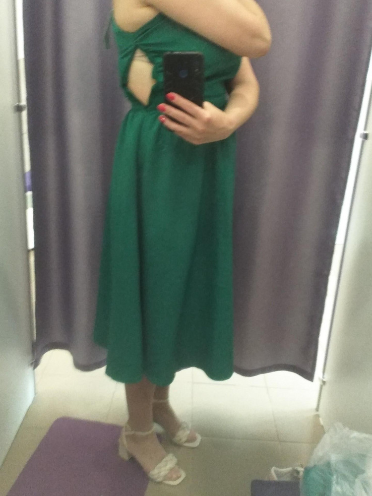 Платья этой модели не подошло по 46 размера в груди. Брала такую же модель в горошек, в 48 размере, оказался очень большой верх, а на талии давил пояс.