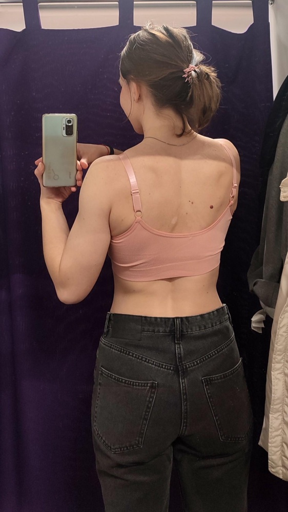 Офигенные топы. Заказала чёрный и розовый. Есть паролоновая вставка, но она странно выпирает, убрала, без неё лучше, ничего не просвечивает. Топы упругие, но не сдавливают грудь. Рекомендую к покупке.