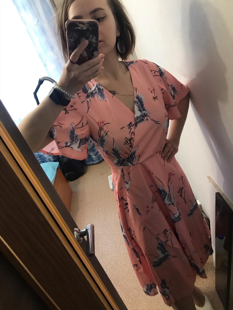 Фасон и принт влюбили в себя сразу же. Цвет ближе к персиковому, чем к розовому. В меру плотное, сшито хорошо, очень нежное. 