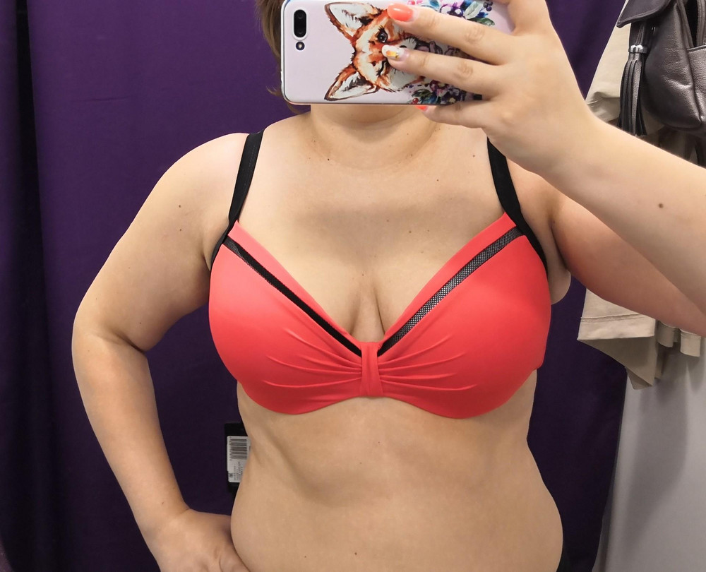 Хороший качественный купальник, яркий цвет, но большую грудь делает еще обьемнее. Не моя модель, к качеству притензий нет.