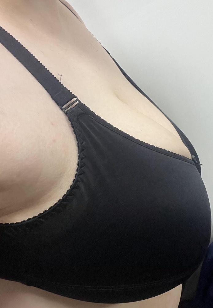 Грудь у меня большая и тяжёлая,но найти нормальный лифчик -нереально) этот мягкий, нигде не давит, но и не держит ( что понятно)  цена приемлемая, хотя хотелось бы дешевле ( брала за 1850). ОГ=137