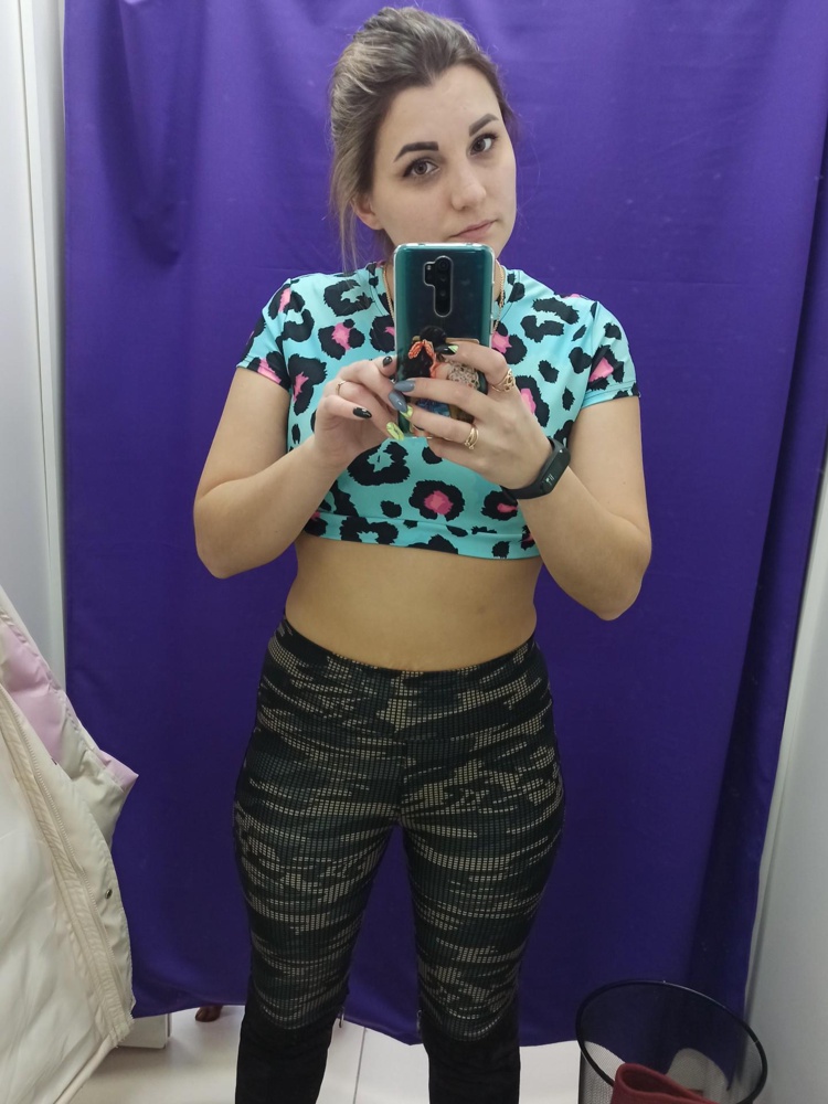 Топ хороший... Только я не пойму шортики в комплекте идут или нет?