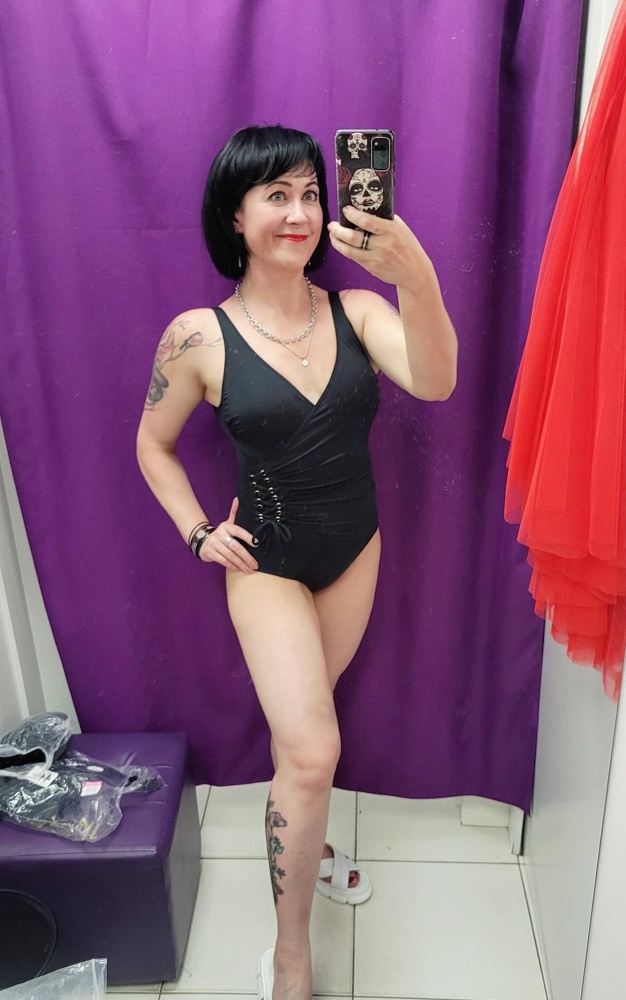 Идеальный и качественный купальник! Просто шикарный! Я 160, 42-44 размер, взяла 42 себе. Грудь А - этот купальник для меня супер!) Попень и спереди - всё,  как я хотела) раздельные у меня есть, теперь есть и такой купальник)