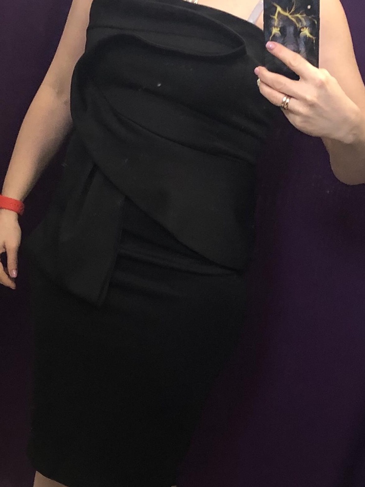 Платье смотрится отлично , ткань плотная и прибегает хорошо к телу , однако не сошлась молния на спине ( стретч- тянется  ) но это особенности моей фигуры, поэтому отказ . Смотрится красиво )