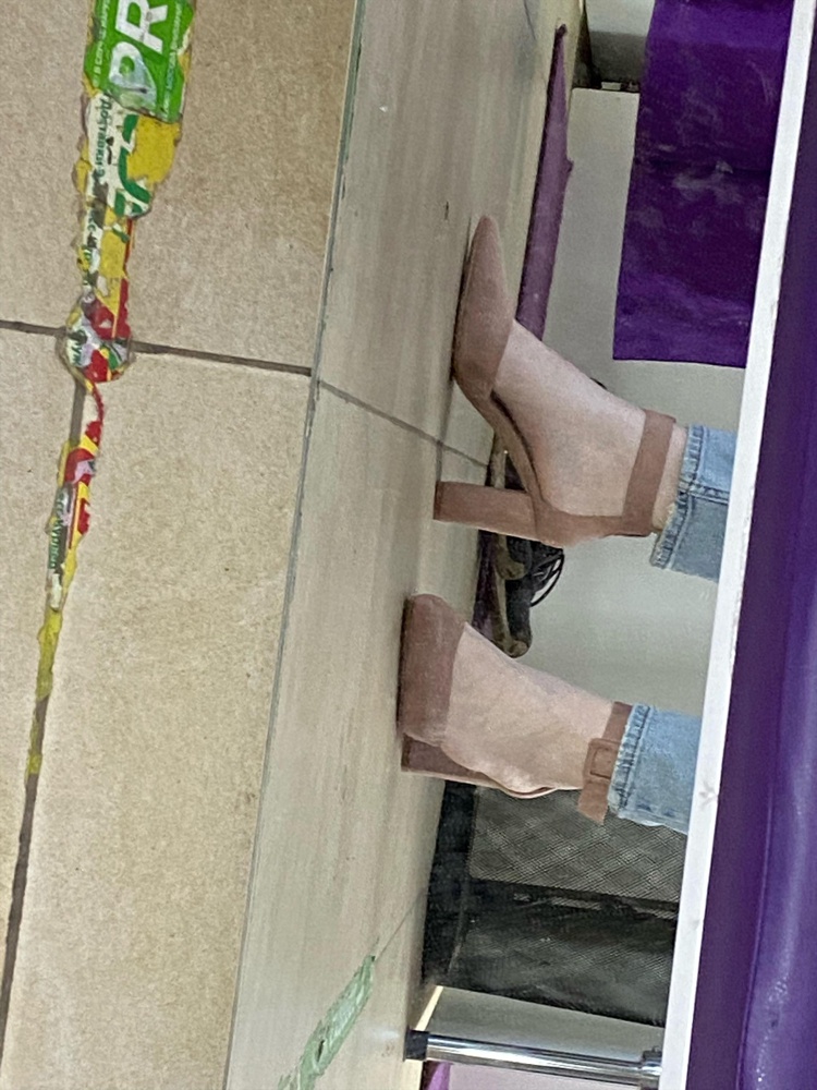 Туфли пришли быстро, упаковано отлично. На стопу 26,5 взяла 41 и подошли отлично. Правда у меня широкая нога и сбоку нога слегка выпирает, но меня это не волнует, очень довольна! 