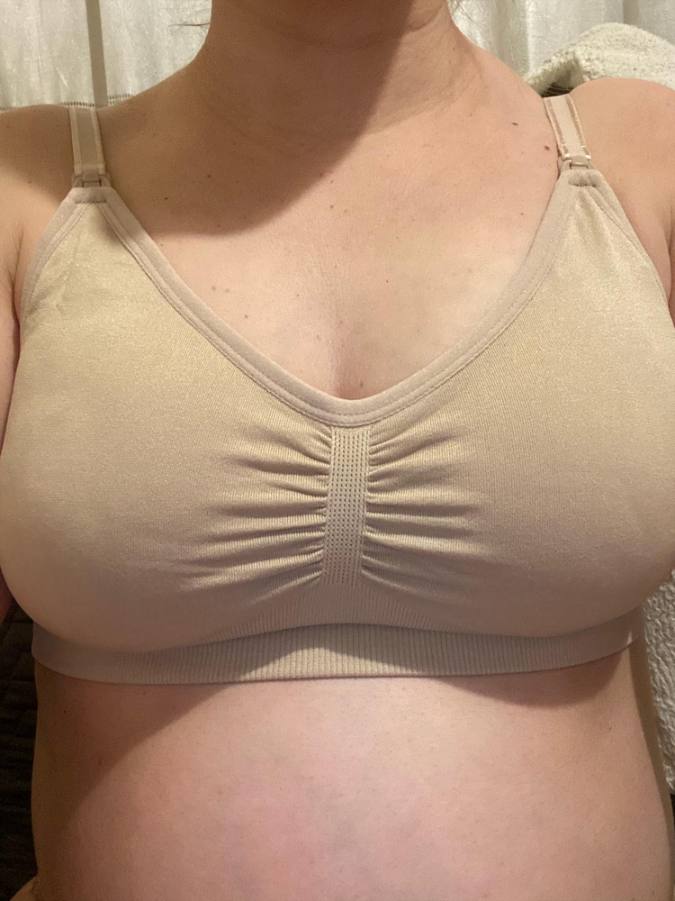 Это просто супер бюстгальтер для кормления. Очень удобные чашки со съемными вставками, мою грудь держит отлично, нигде не давит и не жмёт. Ткань мягкая и приятная на ощупь, тянется. Сзади регулируется по вашему объёму, лифчик идёт в размер. Закажу ещё и другого цвета.