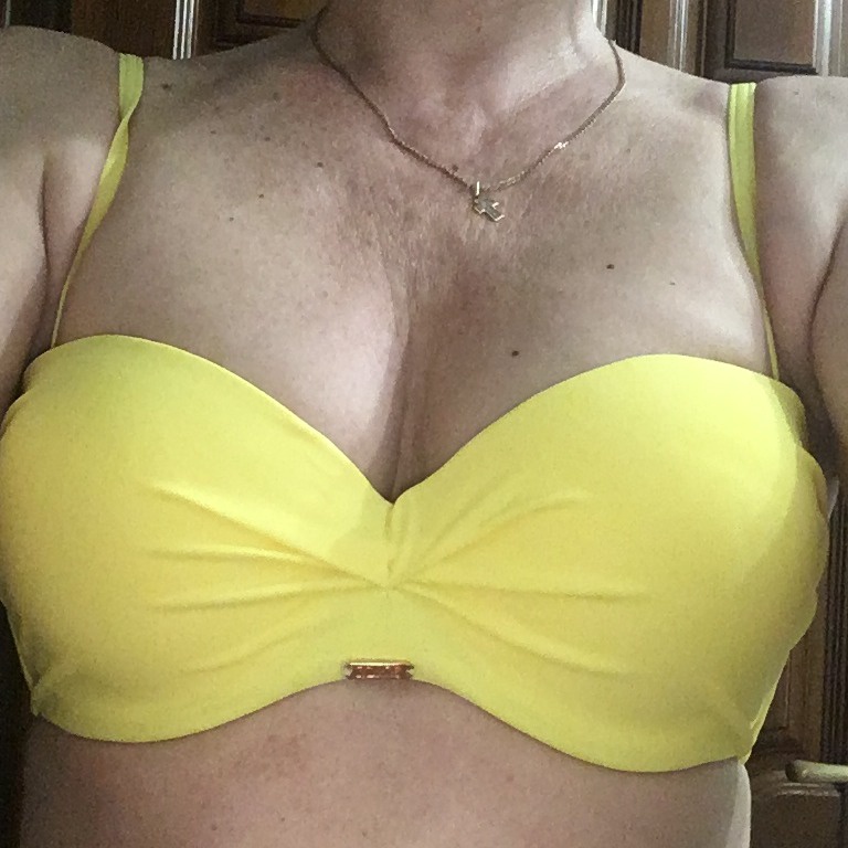 Хороший купальник, размер 38 соответствует.