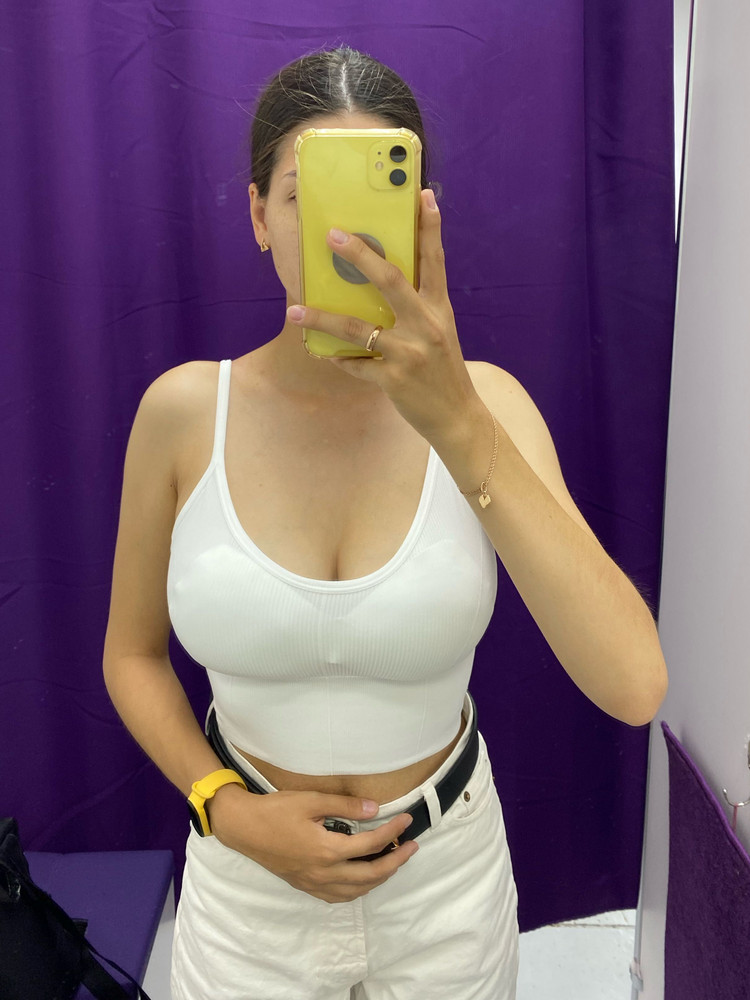 Заказала два топа . Белый к сожалению просвечивает , чашки ну очень видно . Размер в размер идёт, ткать приятная , сточки ровные . В общем , была бы менее прозрачная ткань было бы 🔥 если брать для дома то очень комфортный топ